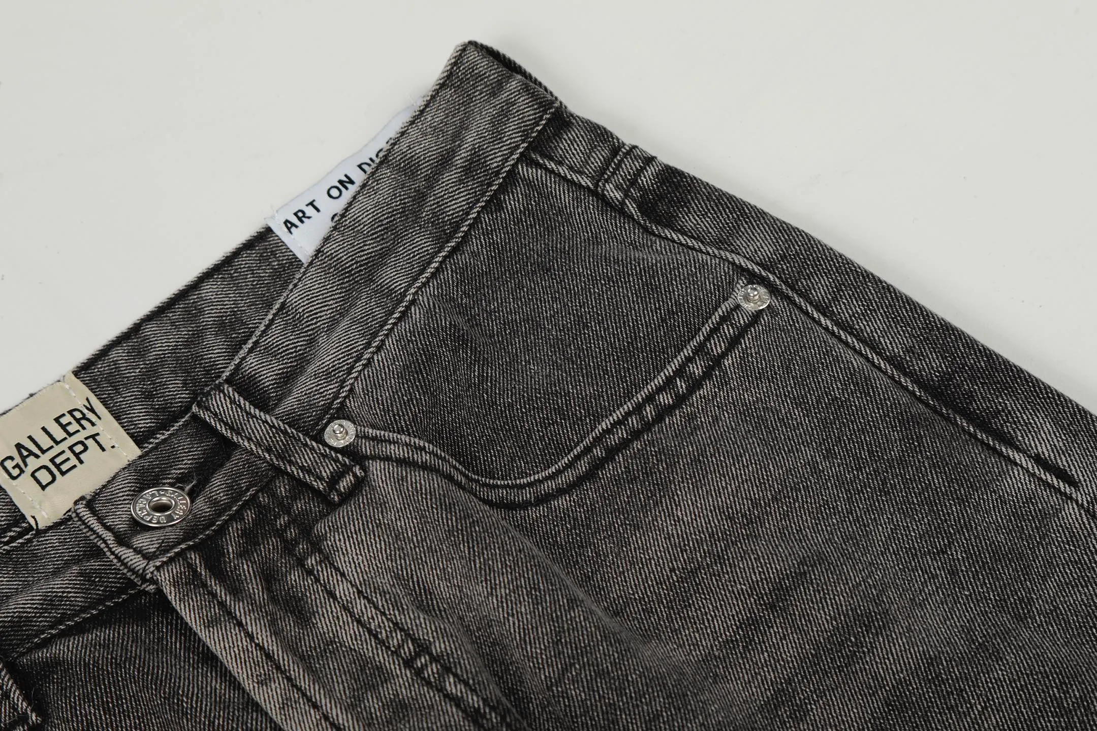 #8212 P246💰 GALLERY DEPT. LA Flared The first generation of Vintage spliced loose washed flared jeans - The original version is purchased and patterned to truly restore the ultimate texture of Vintage - The original hardware accessories, washed and other elevators, QR code analysis are all purchased from the original factory, high degree of restoration, you are welcome to compare with a certain product ~ - Three-dimensional version, loose and comfortable, not picky about the figure, taller and slimmer, factory Seiko, original factory quality control, same style for men and women, can be matched with couples Versatile recommendation: must-have jeans for all seasons - Sizes: 28 30 32 34 36